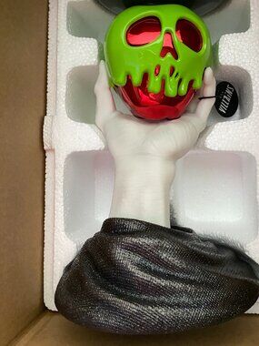 Bath and Body Villains Evil Queen Poison Apple 3-Wick Candle Holder - NEW IN BOX